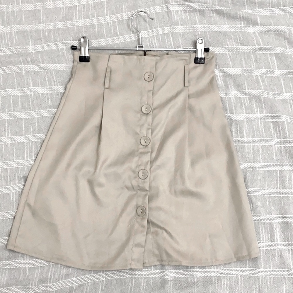 Sexy tan mini skirt!